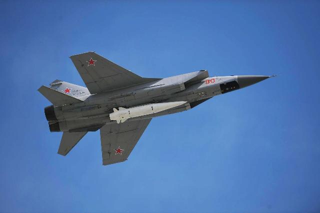 Многоцелевой истребитель МиГ-31 с гиперзвуковой ракетой "Кинжал"