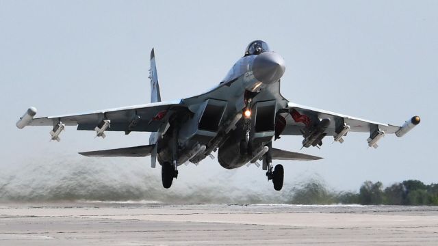 Многоцелевой истребитель Су-35 ВКС России