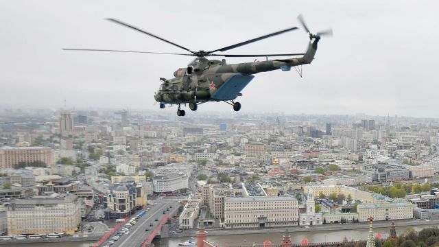 Многоцелевой вертолет Ми-8 во время воздушной части парада в честь 76-й годовщины Победы в Великой Отечественной войне в Москве