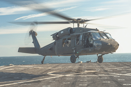 Многоцелевой вертолет UH-60 Black Hawk стал первым носителем системы разведки и целеуказания SOTAS. Фото Reuters
