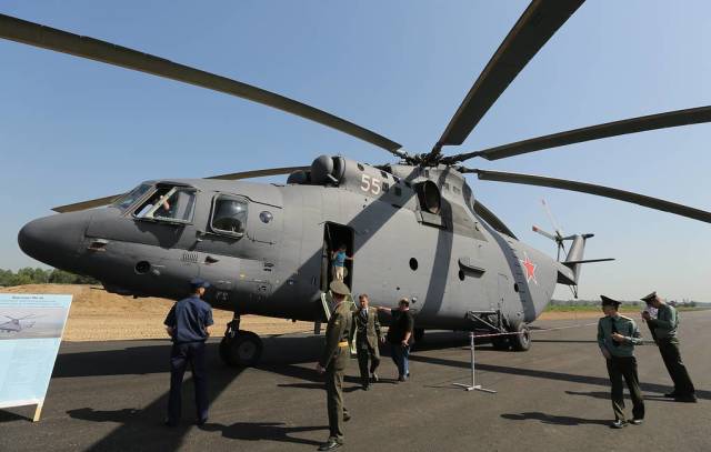 Многоцелевой военно-транспортный вертолет Ми-26 на территории военного аэродрома "Левашово"