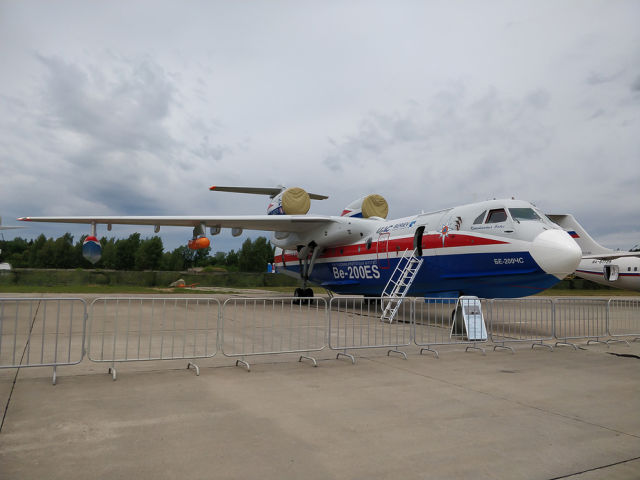 Многоцелевой самолёт-амфибия Бе-200 на площадке статической экспозиции