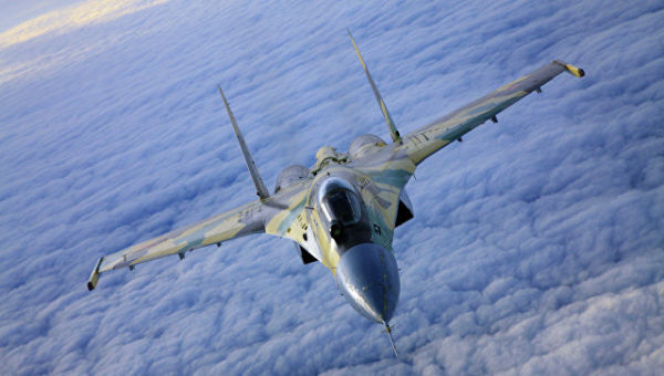 Многоцелевой сверхманевренный истребитель Су-35. Архивное фото