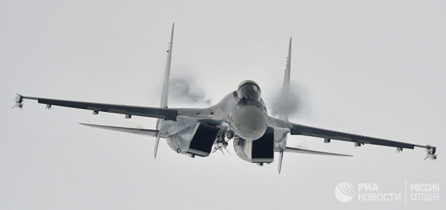 Многоцелевой сверхманевренный истребитель Су-35 во время демонстрационного полета. Архивное фото