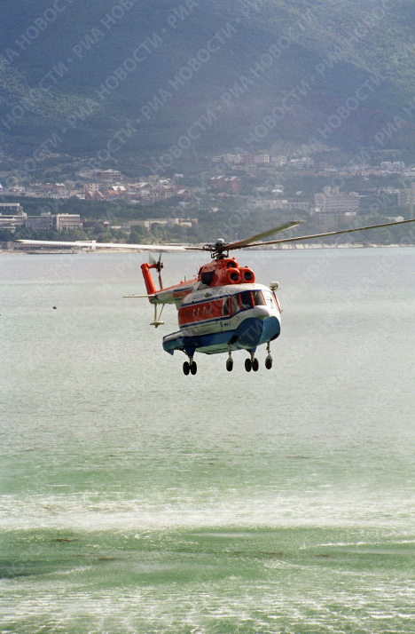 Многоцелевой вертолет-амфибия Ми-14. Архивное фото