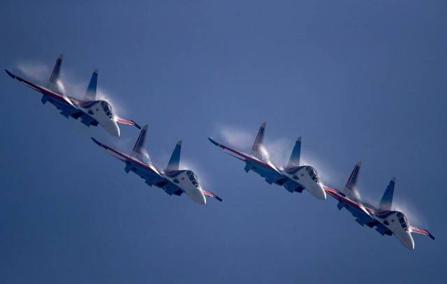 Многоцелевые истребители Су-30СМ пилотажной группы "Русские Витязи"