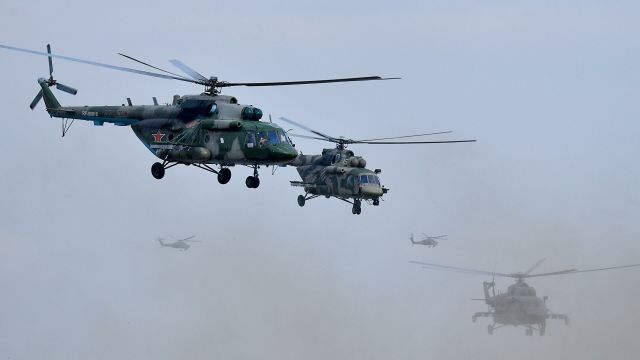 Многоцелевые вертолеты Ми-8 во время основного этапа учений "Запад-2021" на полигоне Мулино в Нижегородской области