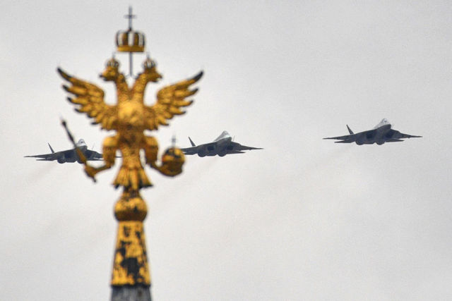 Многофункциональные истребители пятого поколения Су-57 во время воздушной части парада в честь 76-й годовщины Победы в Великой Отечественной войне в Москве