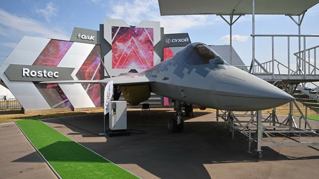Многофункциональный истребитель пятого поколения Су-57 на выставке Международного авиационно-космического салона МАКС-2021