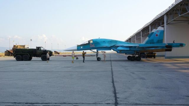 Многофункциональный истребитель-бомбардировщик Су-34 на российской авиабазе Хмеймим