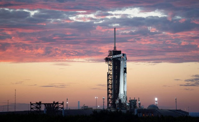 Многоразовый пилотируемый корабль SpaceX Crew Dragon Endurance (С210) на ракете Falcon 9 установлен на стартовом столе LC39A в Космическом центре Кеннеди. Фото сделано 28 октября 2021 года перед запуском миссии Crew-3, которая доставила на МКС экипаж 66-й