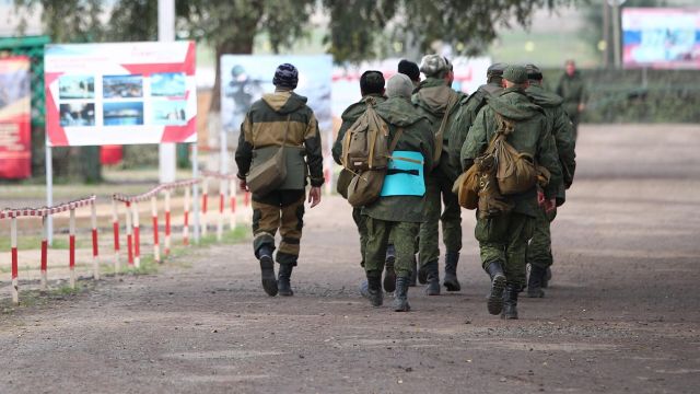 Мобилизованные в автономном полевом учебном центре перед отправкой в войска РФ на полигоне в Волгоградской области