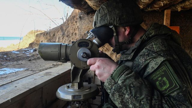 Мобилизованный боец ВС РФ в окопах на позициях в зоне СВО. Архивное фото