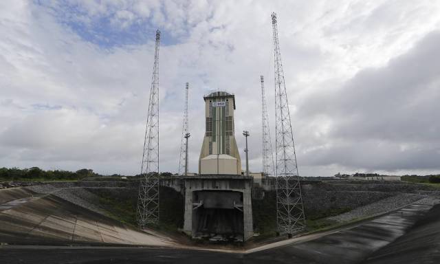 Мобильная башня обслуживания для ракеты-носителя "Союз-СТ" на космодроме Куру