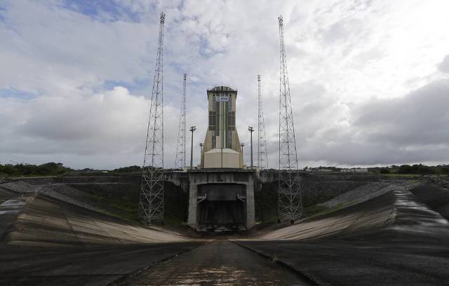 Мобильная башня обслуживания для ракеты-носителя "Союз-СТ" на стартовом комплексе космодрома Куру