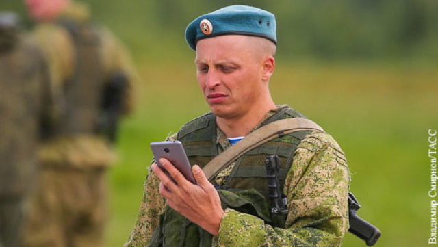 Мобильный телефон в руках солдата – теперь практически преступление