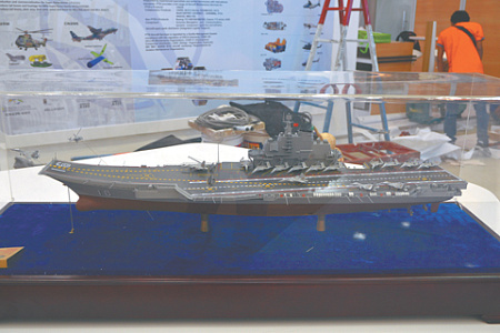 Модель авианосца в масштабе на китайском стенде форума «Армия-2022». Фото Владимира Карнозова
