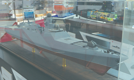 Модель фрегата проекта 11356 варианта 2023 года на форуме «Армия» в подмосковной Кубинке. Фото Владимира Карнозова