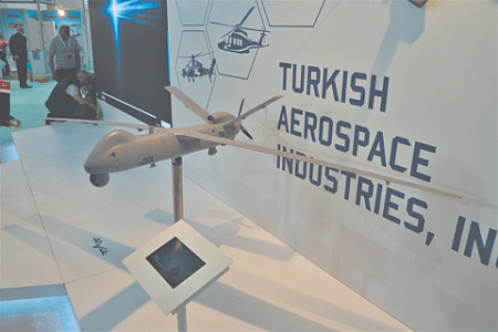 Модель первоначального варианта беспилотника типа Anka на выставке Eurasia air show. Фото Владимира Карнозова