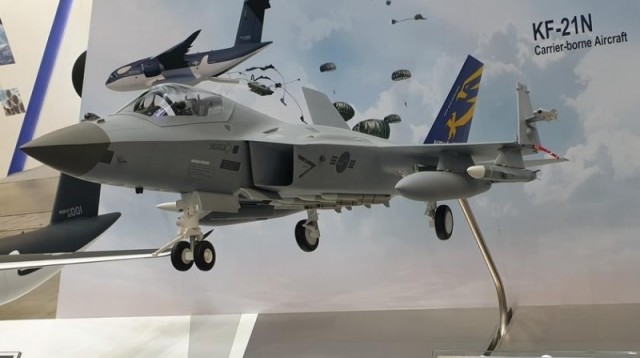 Модель проекта палубного варианта KF-21N перспективного южнокорейского истребителя KAI KF-21 Boramae, представленная корпорацией Korea Aerospace Industries (KAI) на оборонно-промышленной выставке DX Korea 2022 в сентябре 2022 года