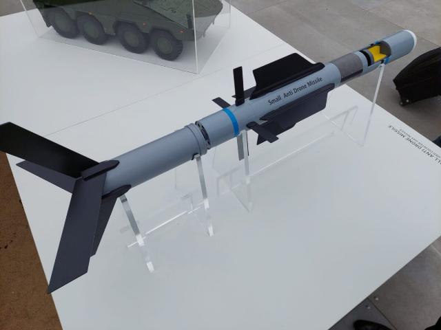 Модель зенитной управляемой ракеты Small Anti Drone Missile (SADM) перспективного противодронового зенитного ракетного комплекса MBDA DefendAir в экспозиции