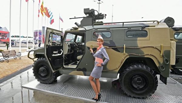 Модель у бронированной разведывательно-штурмовой машины на международном военно-техническом форуме Армия-2017 в Подмосковье. 23 августа 2017