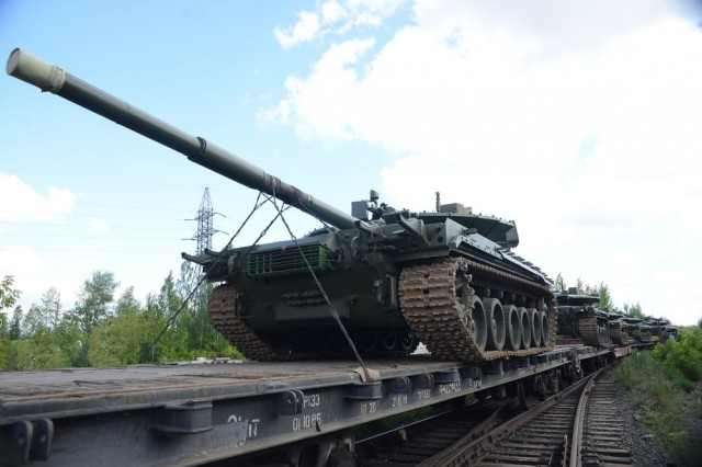 Модернизированные на АО "Омский завод транспортного машиностроения" (в составе АО "НПК "Уралвагонзавод" входит в Госкорпорацию "Ростех") танки Т-80БВМ. Омск, июль 2021 года
