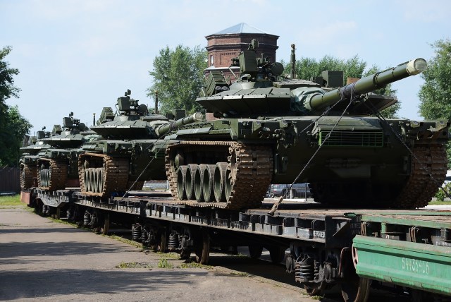 Модернизированные на АО "Омский завод транспортного машиностроения" (в составе АО "НПК "Уралвагонзавод" входит в Госкорпорацию "Ростех") танки Т-80БВМ. Омск, июль 2021 года