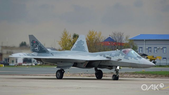 Модернизированный самолет пятого поколения Су-57 на аэродроме ЛИИ им. М.М. Громова