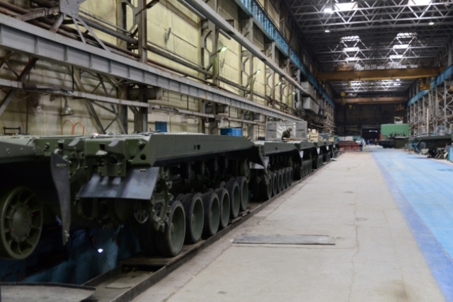 Модернизированные на АО "Омский завод транспортного машиностроения" (в составе АО "НПК "Уралвагонзавод" входит в Госкорпорацию "Ростех") танки Т-80БВМ. Омск, октябрь 2019 года