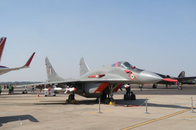 Модернизированный истребитель МиГ-29 UPG ВВС Индии, с подвешенными под каждой консолью крыла управляемыми ракетами класса "воздух-воздух" типов Р-27ЭТ1, Р-73Э и РВВ-АЕ, в экспозиции аэрокосмической выставки Aero India 2019. Бангалор (Индия), 20.02.2019 (c