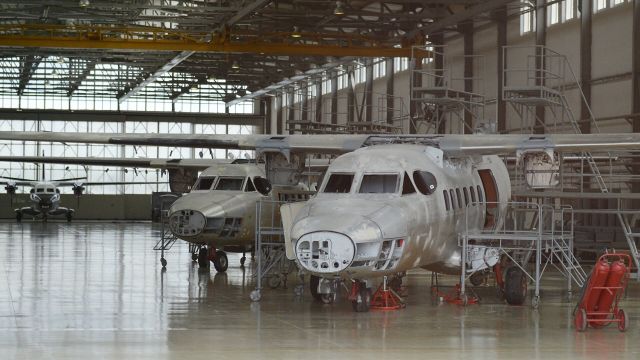 Могоцелевой двухмоторный самолёт для местных воздушных линий Л-410 в ремонтном цехе АО "123 авиационный ремонтный завод"