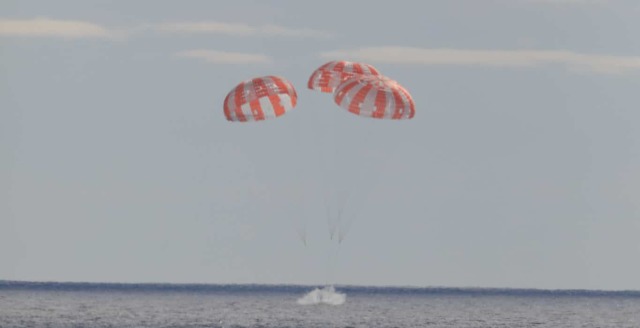 Момент приводнения корабля Orion, запечатленный со спасательного судна в Тихом океане