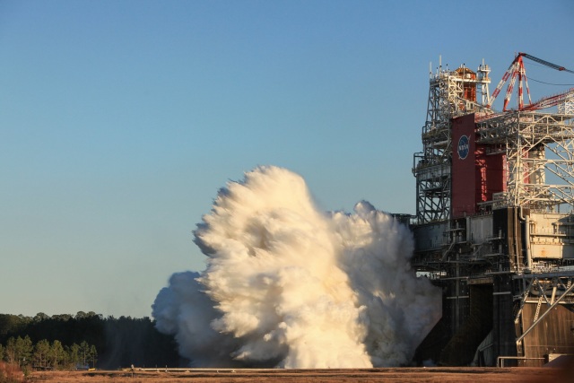 Момент старта четырех двигателей центрального ускорителя ракеты SLS. Из-под тестового стенда вырывается исполинское облако водяного пара. Это испаряющая вода системы гашения пламени и акустических колебаний, которая защищает стенд от повреждений, и конден