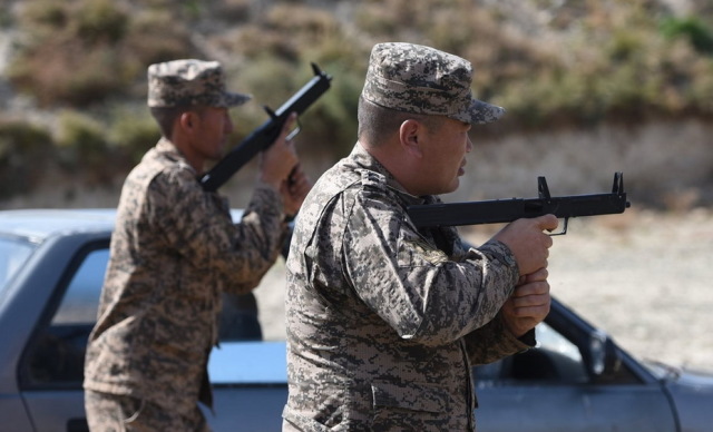 Монгольские военнослужащие ведут стрельбу из ПП-90М