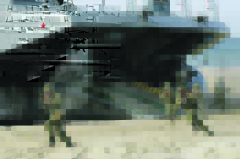 Морская пехота позволяет флоту самостоятельно захватывать плацдармы на побережье противника. Фото с сайта www.mil.ru