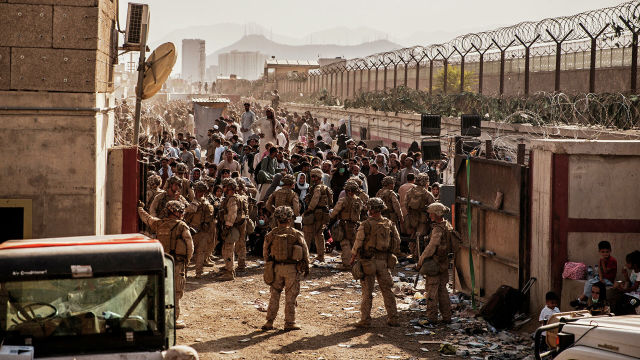 Морские пехотинцы США во время эвакуации в аэропорту Хамида Карзая в Кабуле