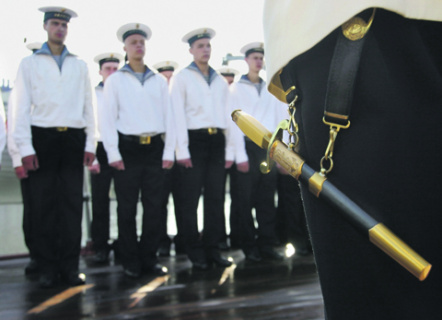 Морского офицера просто невозможно представить без кортика. Фото PhotoXPress.ru