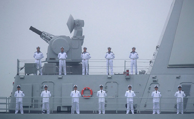 Моряки на палубе ракетного эсминца типа 055 "Наньчан" Военно-морского флота Народно-освободительной армии Китая