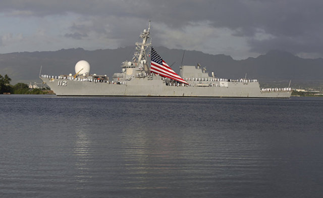 Моряки ВМС США стоят на палубе корабля в Перл-Харбор, Гавайи