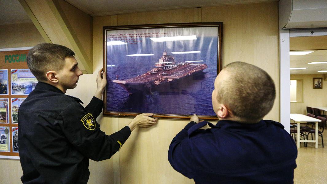 Адмирал кузнецов личная жизнь жены дети. Адмирал Кузнецов Мурманск. Загорают на Адмирал Кузнецов.