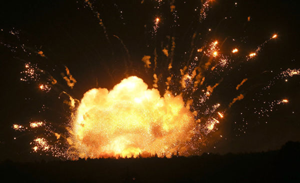 Мощный взрыв на складах боеприпасов на военной базе в Калиновке