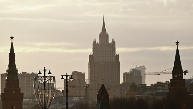 Московский Кремль и здание Министерства иностранных дел РФ