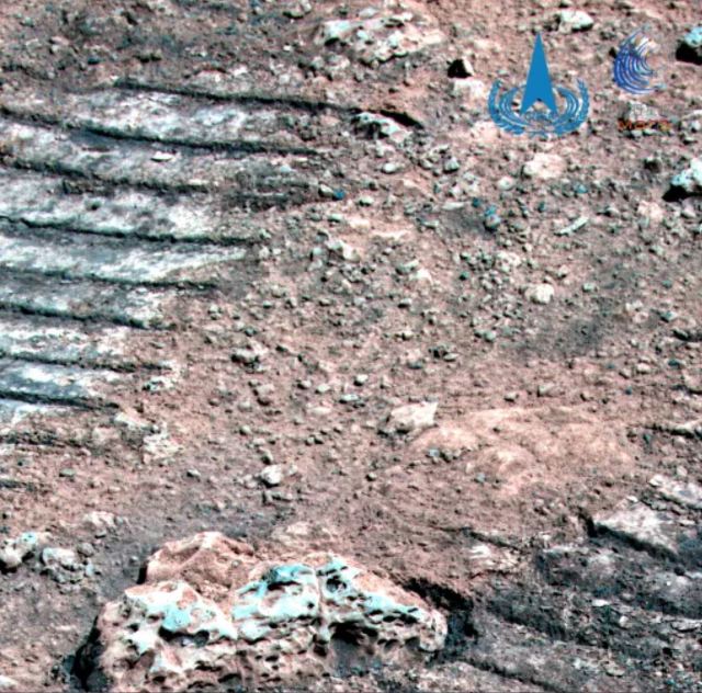 Мультиспектральный снимок следов ровера на поверхности Марса.