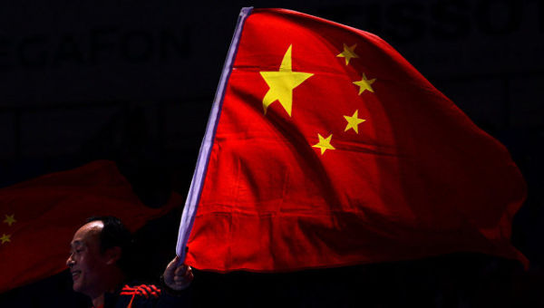 Мужчина с флагом Китая