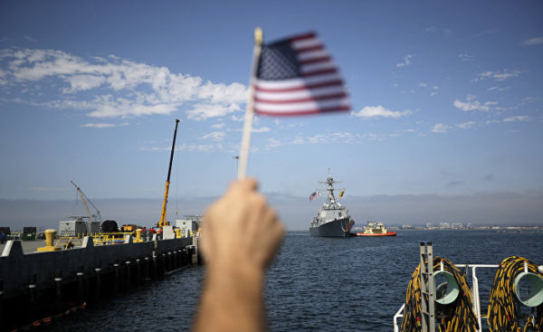 Мужчина встречает эскадренный миноносец USS Dewey во время прибытия на военно-морскую базу Сан-Диего