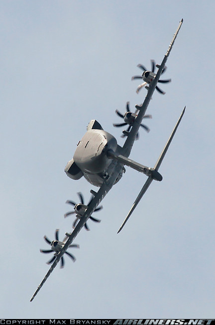 Уникальный групповой полет впервые совершили одновременно пять имеющихся опытных военно-транспортных самолетов A400M