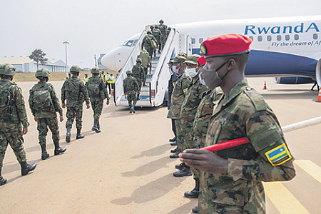 На борьбу с террористами в Мозамбике были направлены руандийские военные. Фото Reuters