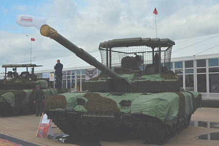 На форуме «Армия-2023» демонстрировался танк Т-90М с маскировочной сеткой и защитным козырьком. Фото Владимира Карнозова