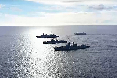 На фото оперативные учения разнородных сил Тихоокеанского флота в дальней морской зоне. Фото сайта mil.ru